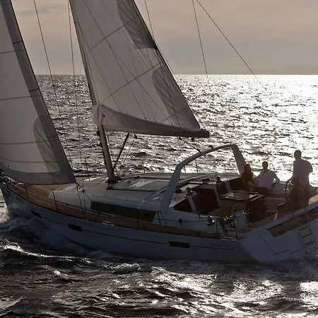 Boat In 特罗吉尔