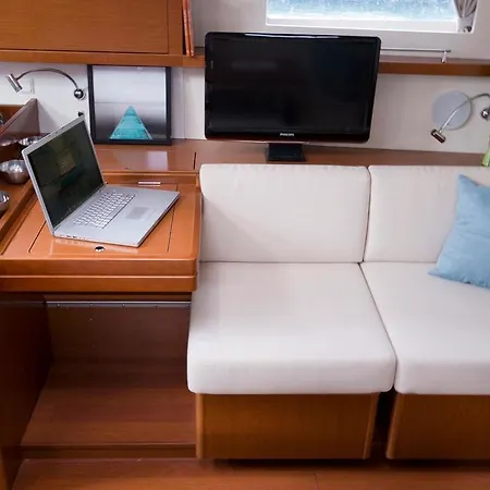 Boat In 船屋 特罗吉尔