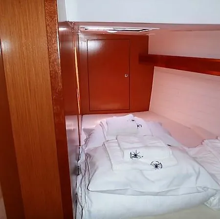Boat In 特罗吉尔