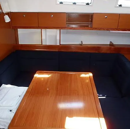 Boat In 船屋 特罗吉尔