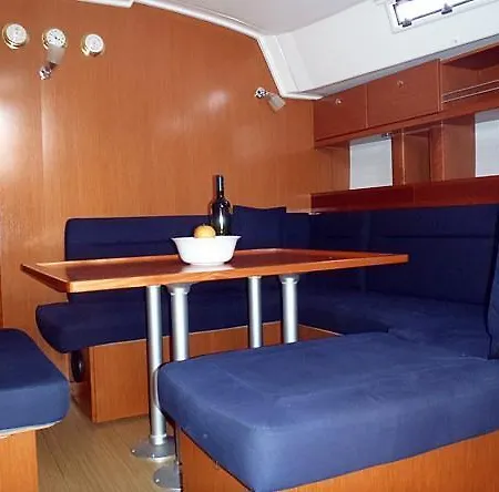 Boat In 船屋 特罗吉尔