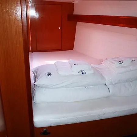 船屋 Boat In *
