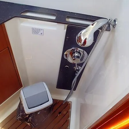 Boat In 船屋 特罗吉尔